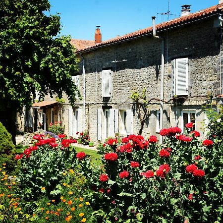Bed and Breakfast Les noyers aulnay à Aulnay  Extérieur photo