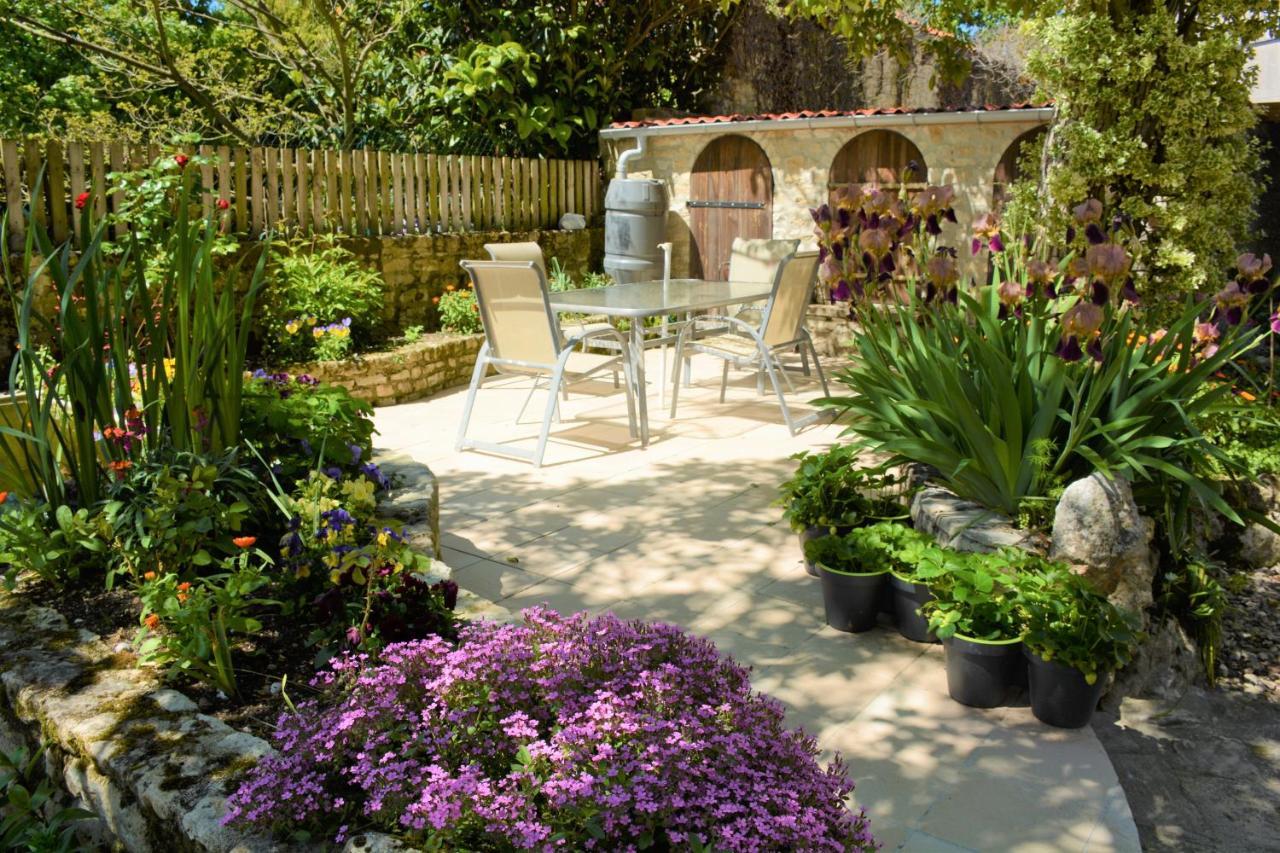 Bed and Breakfast Les noyers aulnay à Aulnay  Extérieur photo