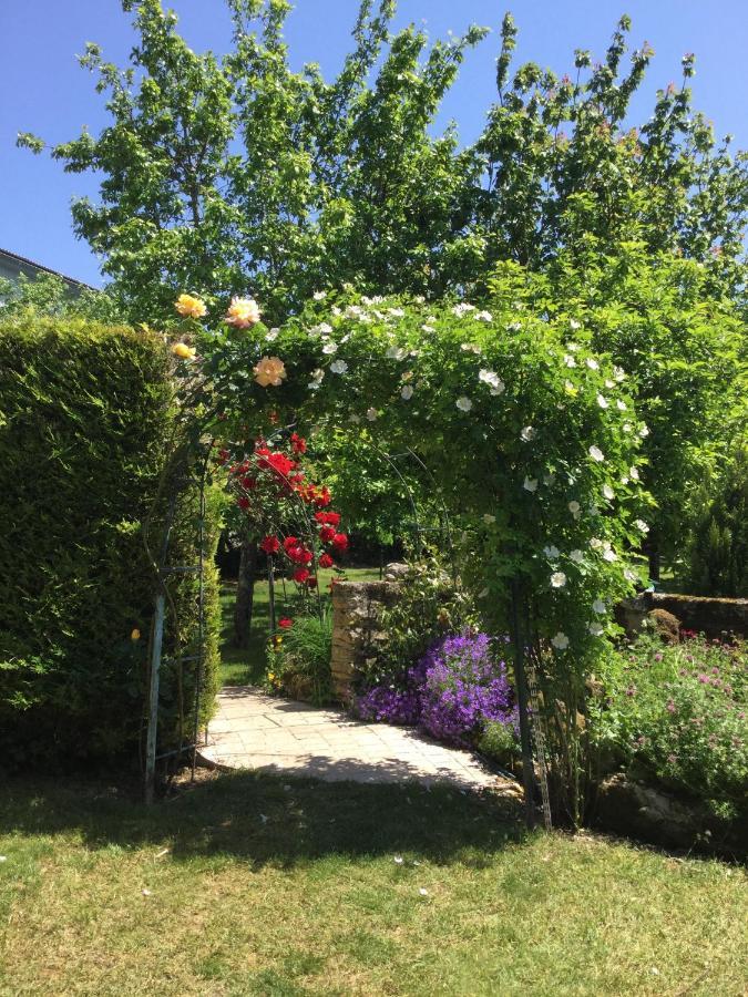Bed and Breakfast Les noyers aulnay à Aulnay  Extérieur photo